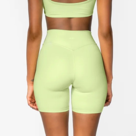 437 Active V Short - Picture 2 of 5